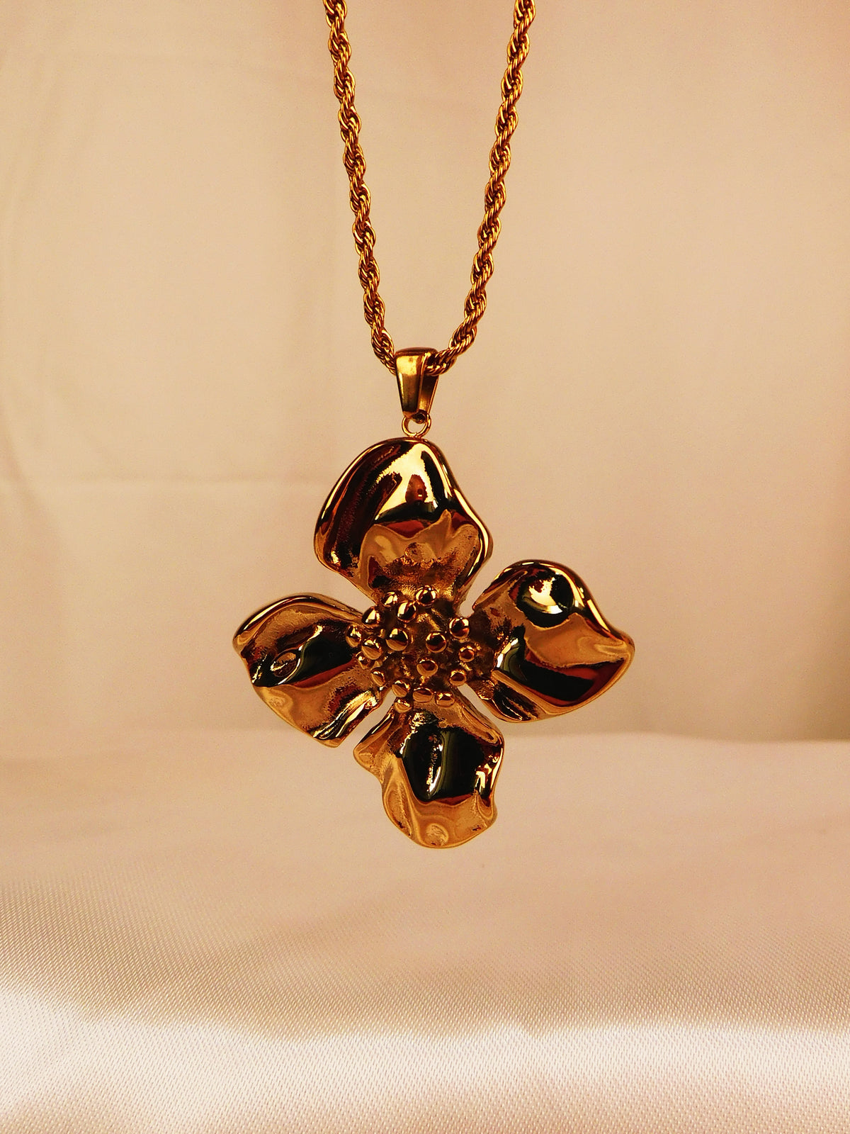 Collar Silueta Floral